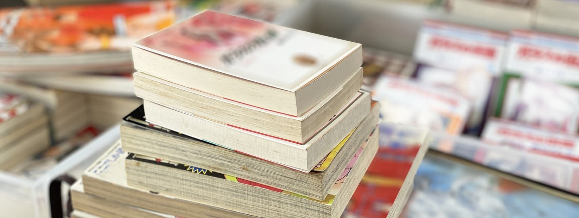 ブックライブで電子書籍・マンガをすぐ読めるアプリ画面と作品一覧のイメージ