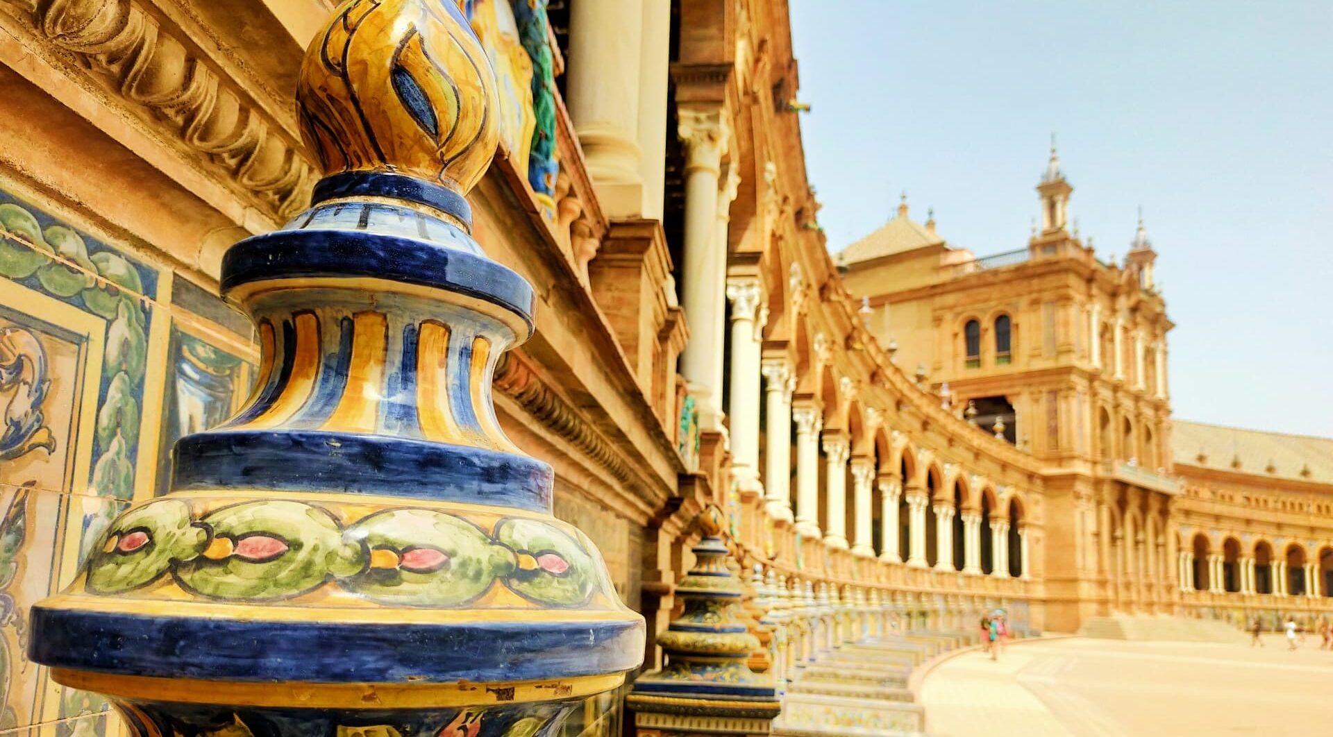 エクスペディアで宿泊・航空券を同時に検索し、料金やフライト時間、キャンセル条件を比較している予約画面のイメージ