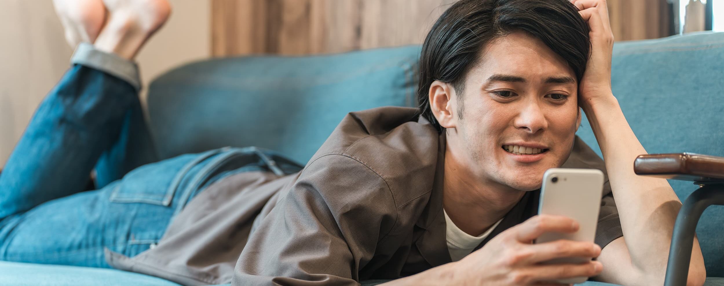 ブックライブの漫画配信サービスでスマホやPCから豊富な作品を閲覧している様子