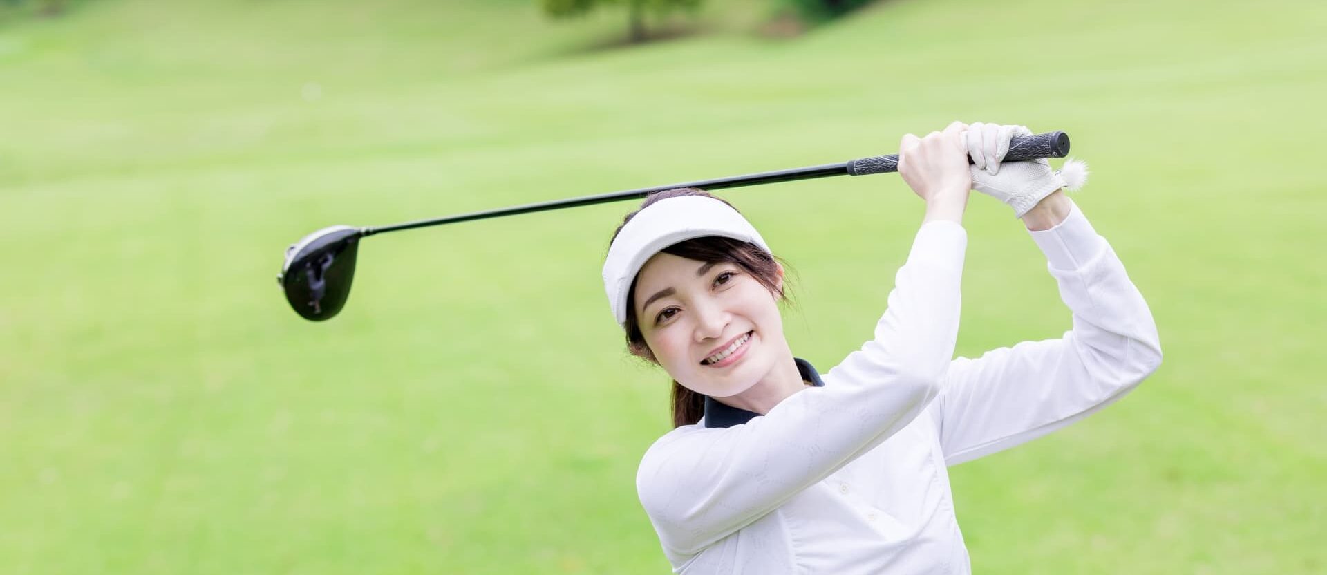 じゃらんゴルフのゴルフ場予約画面を見ながら、料金やプラン内容を比較し予約手順を確認しているイメージ